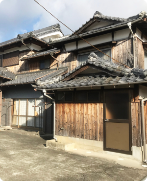 瓦屋根の木造家屋